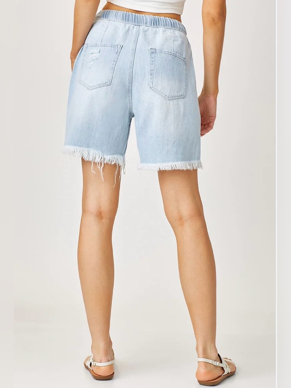 Risen Women’s Sz M High Rise Denim Shorts Light Wash Pull On Distressed - Picture 2 of 15